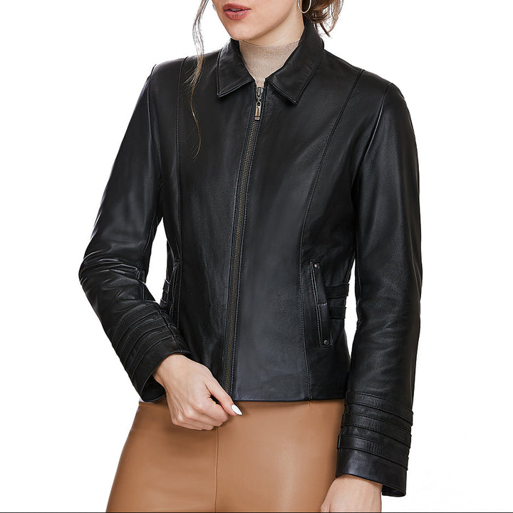 Mujer usando chamarra de piel color negro 'Sinfonía' de Gerhel con elegantes pliegues en las mangas.