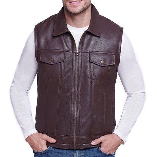 Hombre portando chaleco 'Ranger' de piel sintética negro/café con forro de borrego sintético y cierre oro viejo.