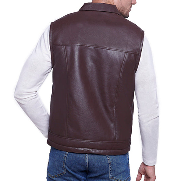 Hombre de espaldas usando chaleco 'Ranger' de piel sintética negro/café con forro de borrego sintético y cierre oro viejo.