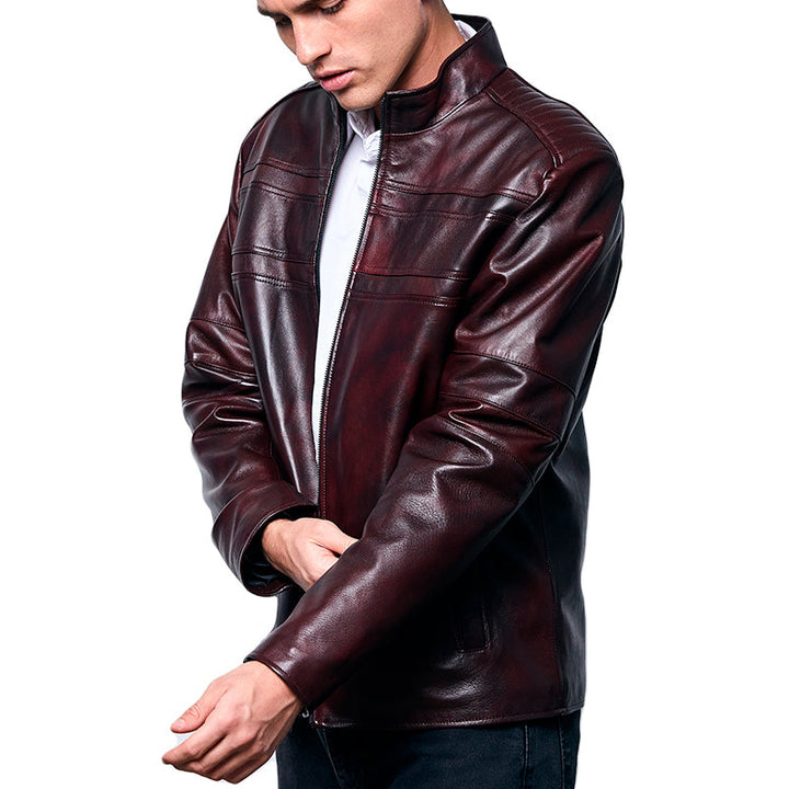 Vista de Hombre usando chamarra de piel color tinto (rojo intenso) 'Interceptor' de Gerhel con paneles horizontales.