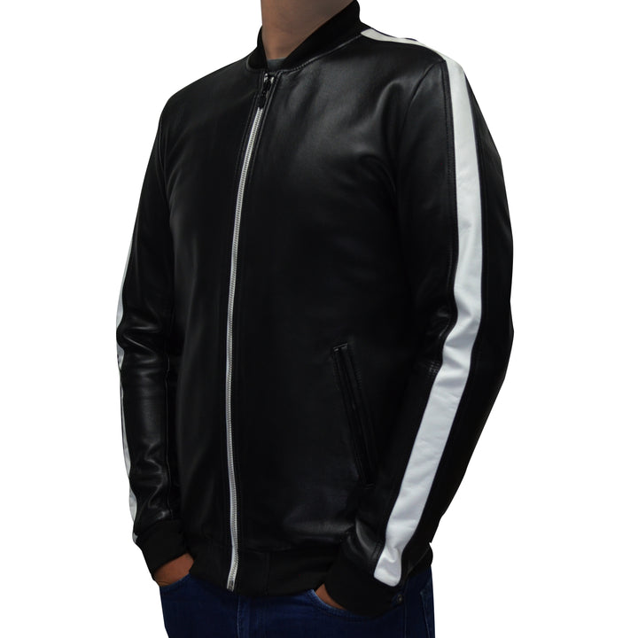 Hombre usando chamarra bomber de piel negra 'Ímpetu' de Gerhel con franjas blancas en las mangas