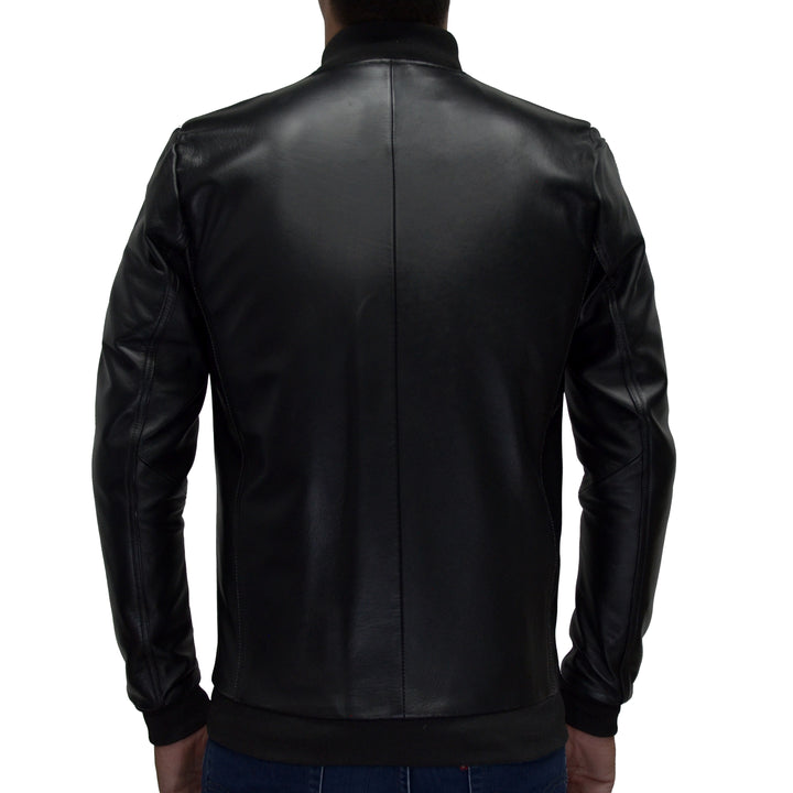 Vista trasera Hombre usando chamarra bomber de piel negra 'Ímpetu' de Gerhel con franjas blancas en las mangas.