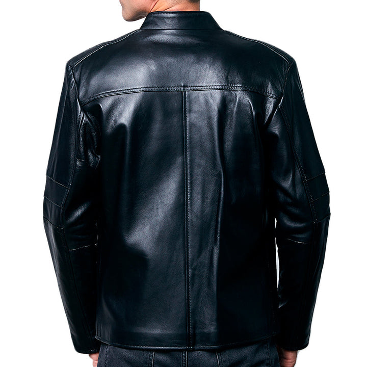 Vista trasera de hombre usando chamarra de piel color tinto (borgoña) estilo moto 'Interceptor Tinto' de Gerhel con paneles acolchados.